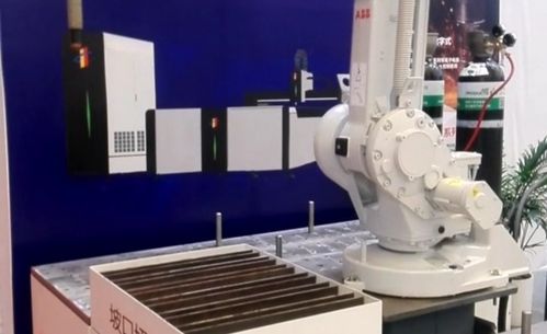 焊接機(jī)器人全位姿作業(yè)演示 舵輪驅(qū)動下的空間靈活性探索